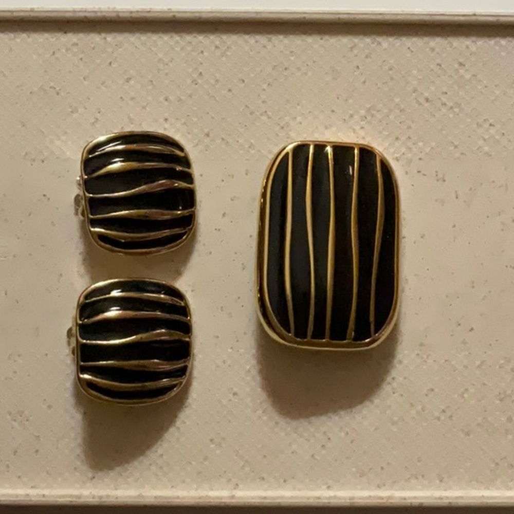 Weekenders Brooch Pin and Clip Earrings Black Enamel and Gold-Tone Metal Vintage